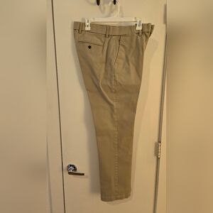 GAP Men's Khaki Chino Pants in Tan